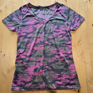 Woman's Rue 21 Pink Gray Green camo shirt size Large L V neck favorite